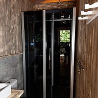 Privé douche en toilet in een Safaritent met sanitair